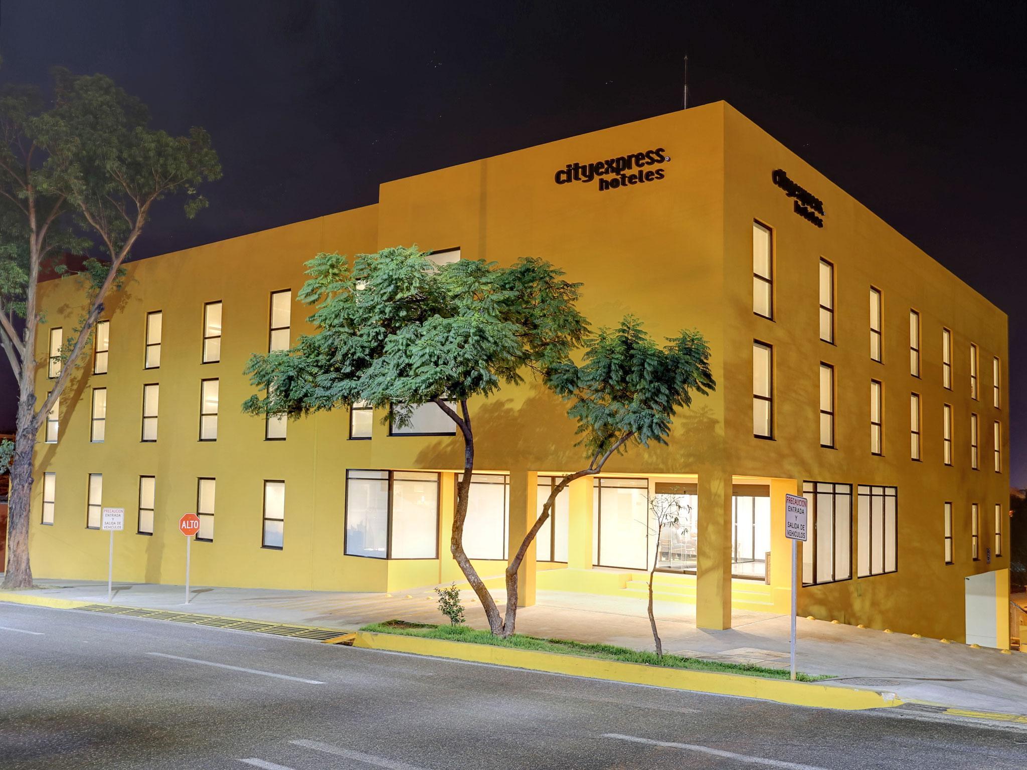 City Express By Marriott Oaxaca Экстерьер фото